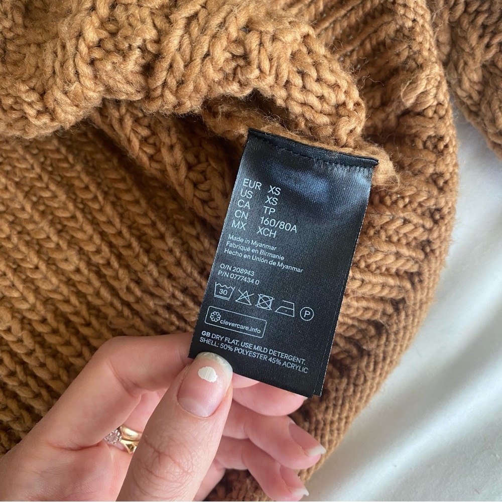 H&M SWEATER - Picture 8 of 9